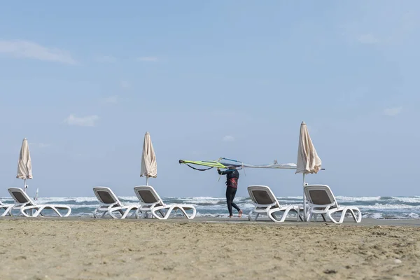 Windsurfer Pokładzie Plaży Cypr Widok Morze Parasole Leżaki Zachodzie Słońca — Zdjęcie stockowe