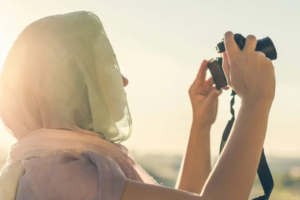 Femme Arabe Photographe Dans Une Écharpe Prendre Des Photos Aide — Photo