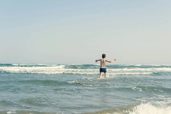 Carino Giovane Ragazzo Divertirsi Sulla Spiaggia — Foto Stock