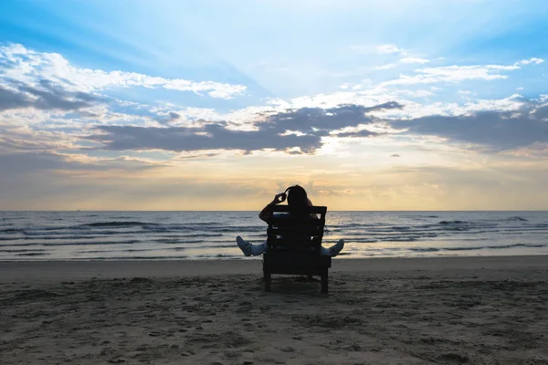 Chica Con Auriculares Está Sentado Tumbona Escuchando Música Playa Atardecer —  Fotos de Stock