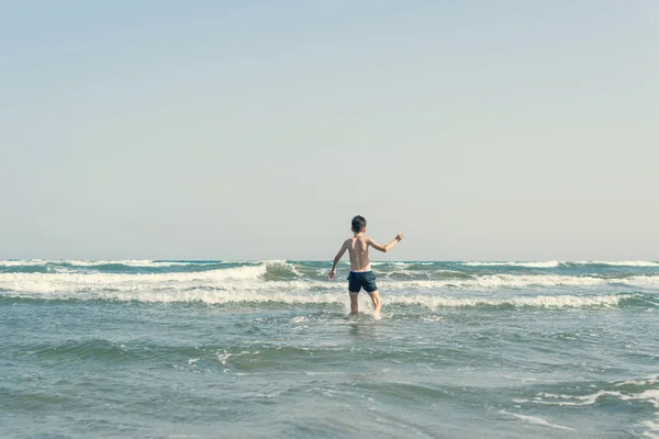 Leuke Jonge Jongen Met Plezier Het Strand — Stockfoto