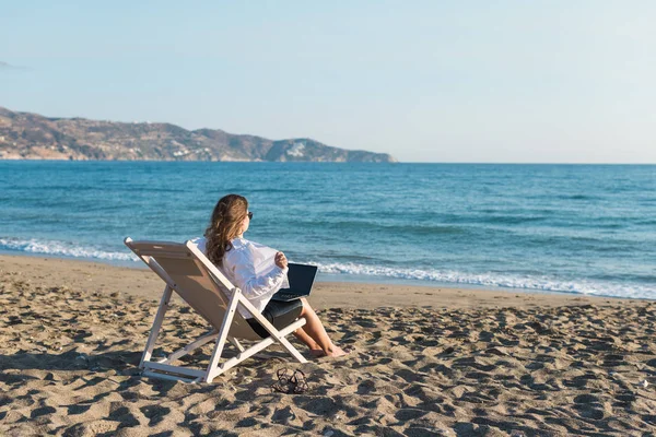 Uma Jovem Mulher Roupas Escritório Com Laptop Praia Fundo Mar — Fotografia de Stock