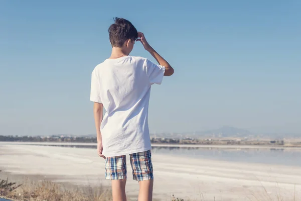 Young Boy Having Fun Beach Daytime — Stock Photo, Image