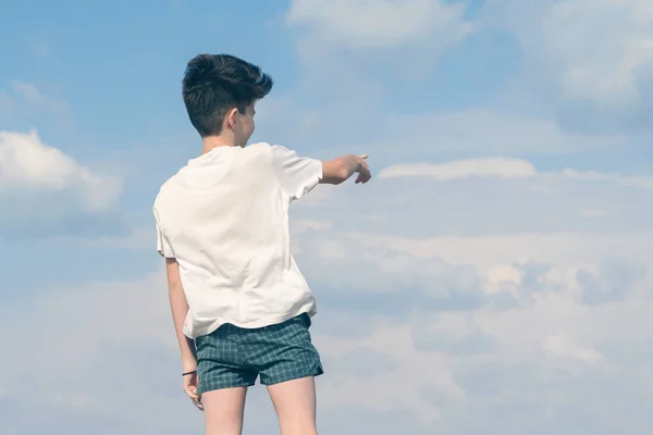 Rapaz Shirt Calções Mostra Dedo Céu Azul Nublado Verão Conceito — Fotografia de Stock