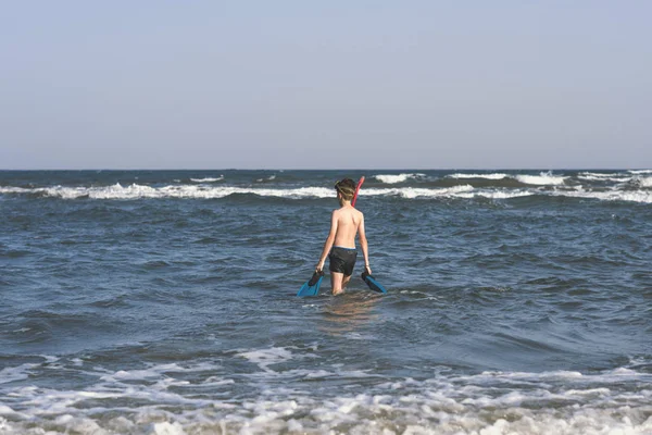 Felice Ragazzo Adolescente Pinne Nuoto Maschera Snorkeling Esecuzione Onda Del — Foto Stock