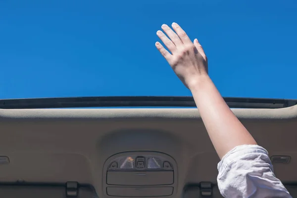 Fahrerin Mit Auto Unterwegs Und Hält Ihre Hand Aus Geöffneter — Stockfoto