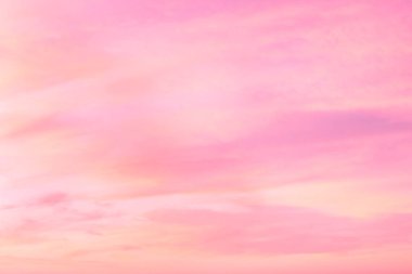 Gökyüzü pembe ve mavi renklerde. günbatımı bulutrenkli ışık pastel etkisi