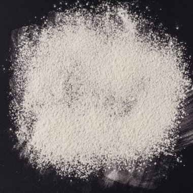 Siyah bir arka plan üzerinde buğday unu arka plan