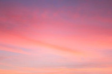 Gökyüzü pembe ve mavi renklerde. günbatımı bulutrenkli ışık pastel etkisi