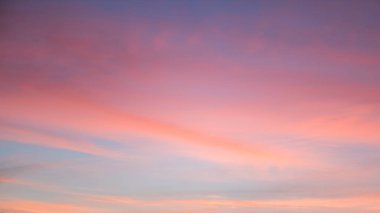 Gökyüzü pembe ve mavi renklerde. günbatımı bulutrenkli ışık pastel etkisi