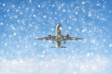 Pastel mavi gökyüzü arka plan üzerinde iniş uçağı. 