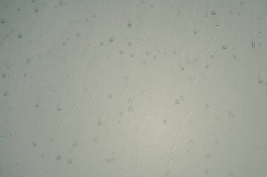 Karanlık bulutlu gökyüzü arka plan üzerinde pencere gözlük yüzeyinde yağmur damlaları