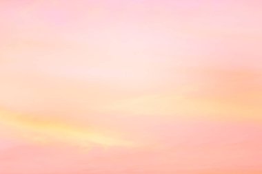 Işık pastel tonu etkisi ile Alacakaranlık gökyüzü. Yumuşak bulutların renkli gün batımı. 