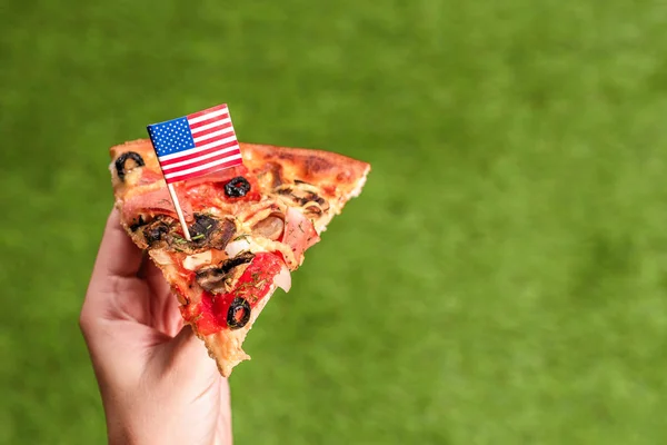 Una Rebanada Pizza Manos Femeninas Con Bandera Americana Forma Palillo — Foto de Stock