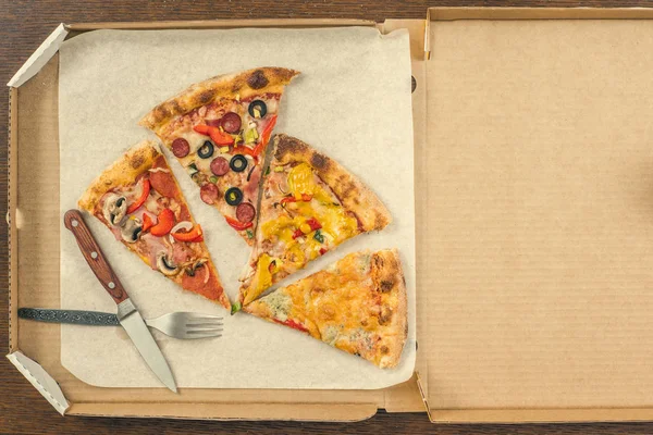 Чотири Різні Шматочки Піци Відкритій Коробці Доставки Простір Тексту — стокове фото