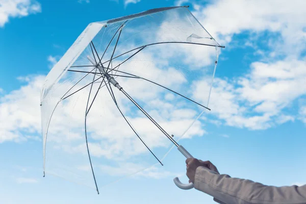 Mano Femminile Con Ombrello Trasparente Una Giornata Autunnale Piovosa Sullo — Foto Stock