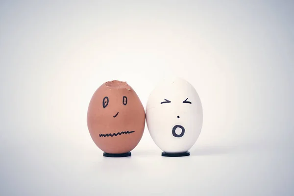 Два Разбитых Яйца Виде Человеческой Головы Белое Черное Жалуются Друг — стоковое фото
