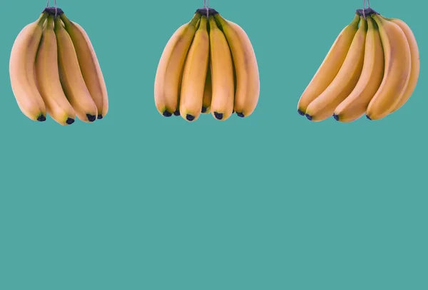 Dużo Dojrzałych Bananów Pęczek Miejscem Tekst Zielonym Tle Koncepcja Zdrowej — Zdjęcie stockowe
