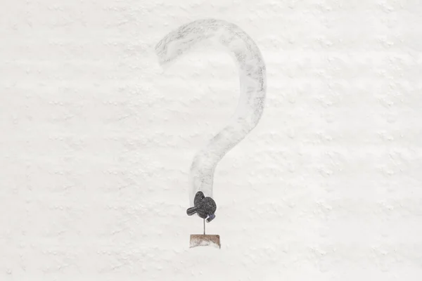 Уборщик Убирает Снежный Двор Рисует Лопатой Вопросительный Знак Снегу Концепция — стоковое фото