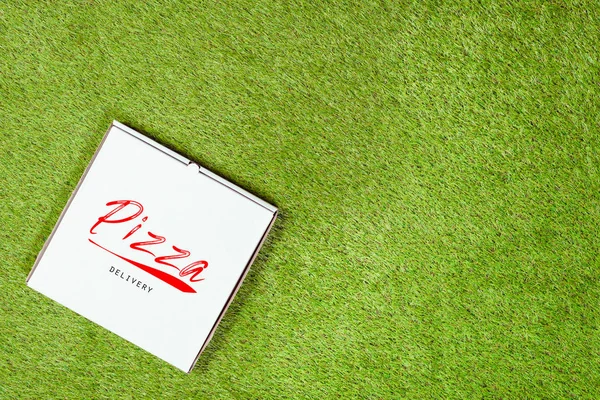 잔디에 피자의 비문과 하나의 — 스톡 사진
