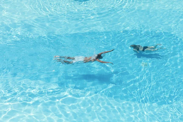 Antenn Topp Syn Män Och Kvinna Poolen Med Transparent Blått — Stockfoto