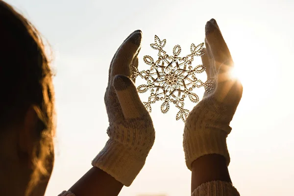 Mains Féminines Dans Une Mitaine Tricotée Avec Flocon Neige Sur — Photo