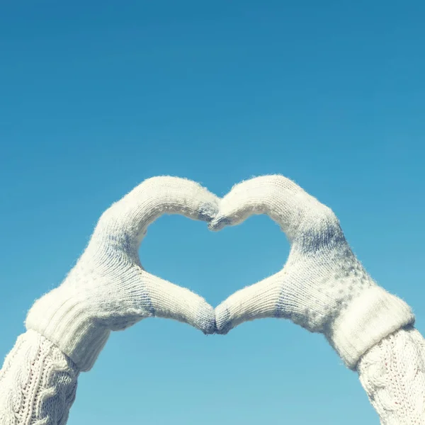 Mãos Femininas Inverno Tricotaram Luvas Forma Coração Fundo Céu Azul — Fotografia de Stock