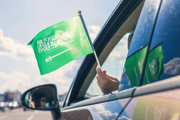 Γυναίκα Κορίτσι Που Κατέχουν Σαουδική Αραβία Σημαία Από Ανοιχτό Παράθυρο — Φωτογραφία Αρχείου