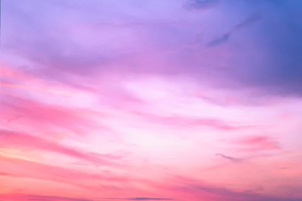 ピンクとブルーの色の空 夕日雲の色付き光パステルの効果 — ストック写真