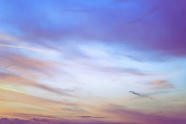 光パステルトーンの効果を持つトワイライトスカイ 柔らかい雲のカラフルな夕日 — ストック写真