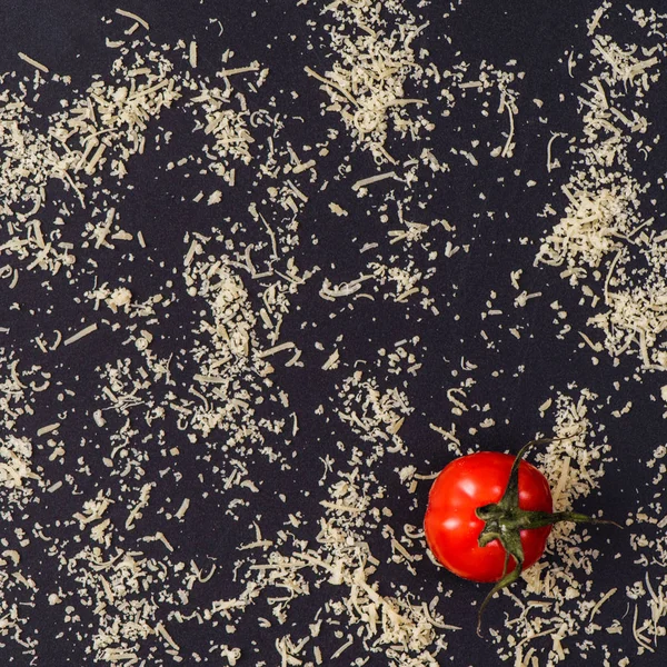 Tomate Und Käse Auf Schwarzem Hintergrund — Stockfoto