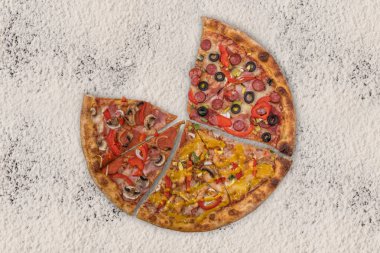 Arka planda lezzetli taze pizza dilimler halinde kesin