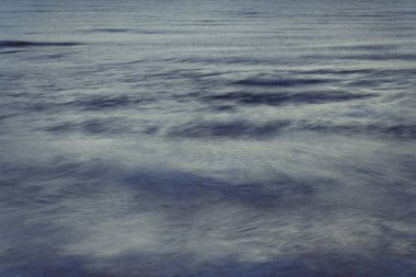 Gece uzun pozlama ile deniz dalgasının havadan görünümü