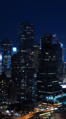 New York City, Manhattan gökdelenlerin havadan ve panoramik görünümü. Manhattan'ın gece şehir merkezinin en iyi görünümü