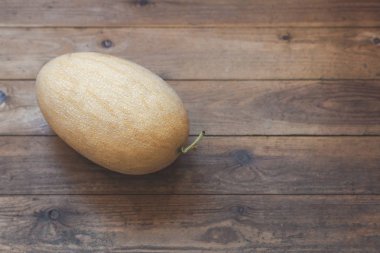 ahşap bir teras bir katta sarı kavun