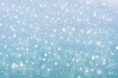 Düşen kar, kar tanesi ile kış mavi gökyüzü. Holiday Winter arka planı. Mutlu Noeller ve Mutlu Yıllar.  