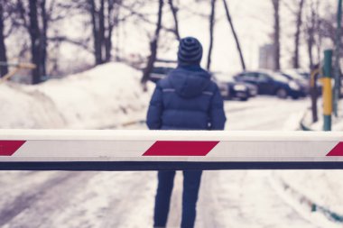  Genç çocuk ile otomatik araba bariyer kapısı güvenliği. Kavram