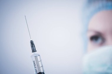 Elinde şırınga ile tıbbi kauçuk eldiven kadın