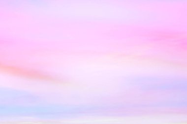 Işık pastel tonu etkisi ile Alacakaranlık gökyüzü. Yumuşak bulutların renkli gün batımı. 