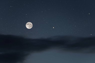 Parlak yıldızlı gece gökyüzünde kocaman bir dolunay.