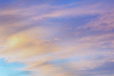 Işık pastel tonu etkisi ile Alacakaranlık gökyüzü. Yumuşak bulutların renkli gün batımı. 