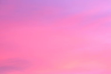 Gökyüzü pembe ve mavi renklerde. günbatımı bulutrenkli ışık pastel etkisi