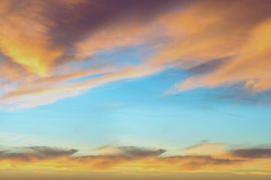 Işık pastel tonu etkisi ile Alacakaranlık gökyüzü. Yumuşak bulutların renkli gün batımı. 