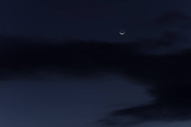 Gece gökyüzünde kocaman dolunay.