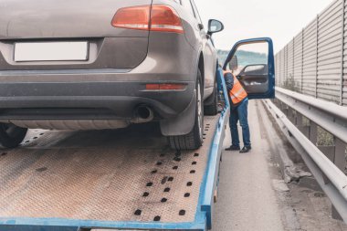  Çekici yolda bozuk bir arabayı çekiyor.