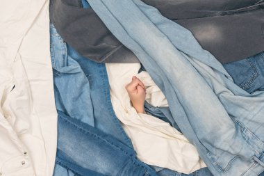 Kot okyanusunda incir işareti gösteren kız el. Kavram 