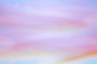 Işık pastel tonu etkisi ile Alacakaranlık gökyüzü. Yumuşak bulutların renkli gün batımı. 