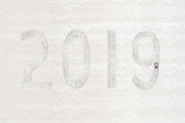 Yolda hareket eden karlı otomobilin havadan görünümü ve yeni yıl ve noel için kar 2019 çizer. Kavram