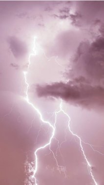 Gece bulutlu gökyüzüne yıldırım düşmesi.