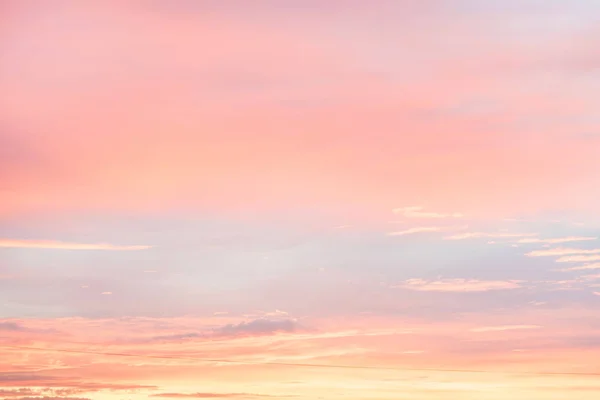 ピンクとブルーの色の空 夕日雲の色付き光パステルの効果 — ストック写真